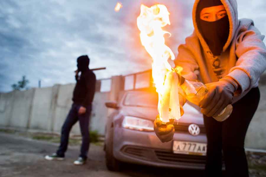 На Закарпатті намагались підпалити авто прикордонника, на місці події виявили пляшки із запальною сумішшю (ФОТО)