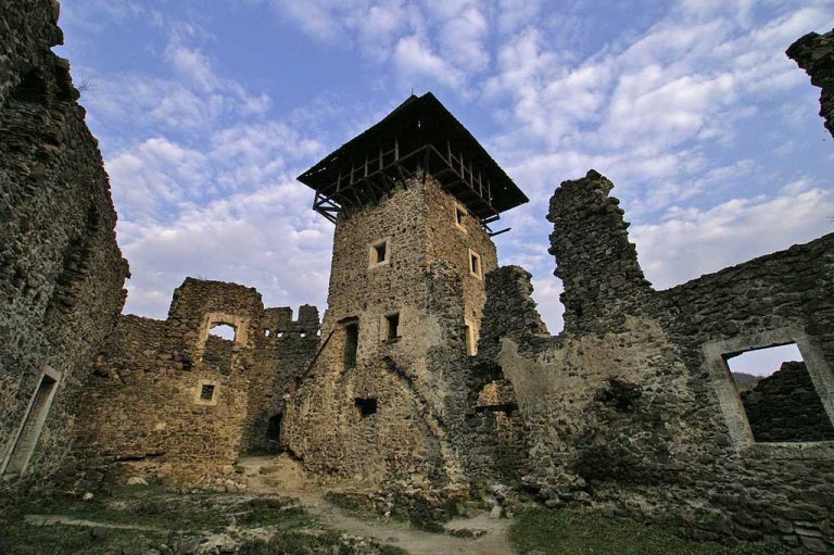Долю й охоронні межі Невицького замку на Закарпатті пропонують визначати селянам на громадських слуханнях