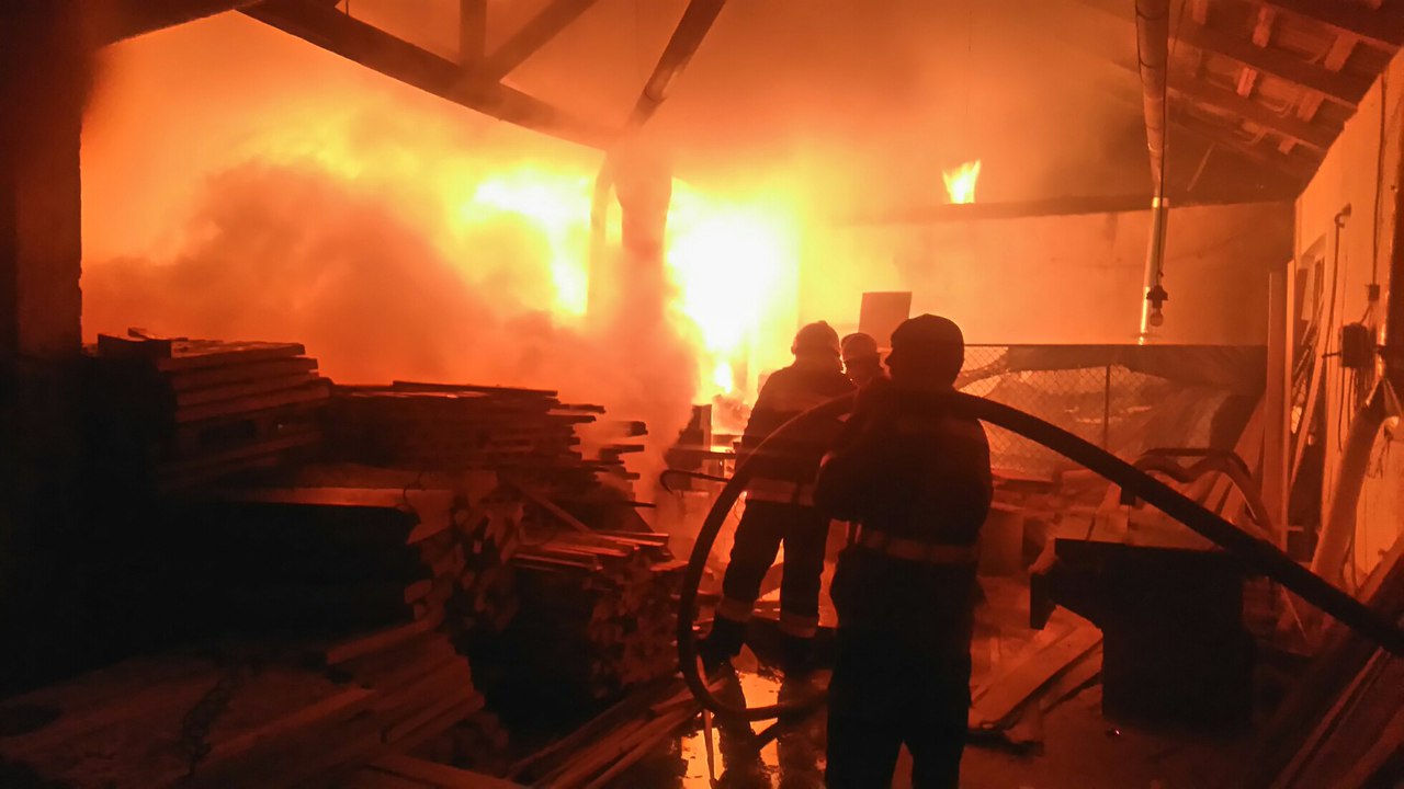 У Тересві на Тячівщині вночі гасили масштабну пожежу в столярному цеху деревообробного підприємства (ФОТО)