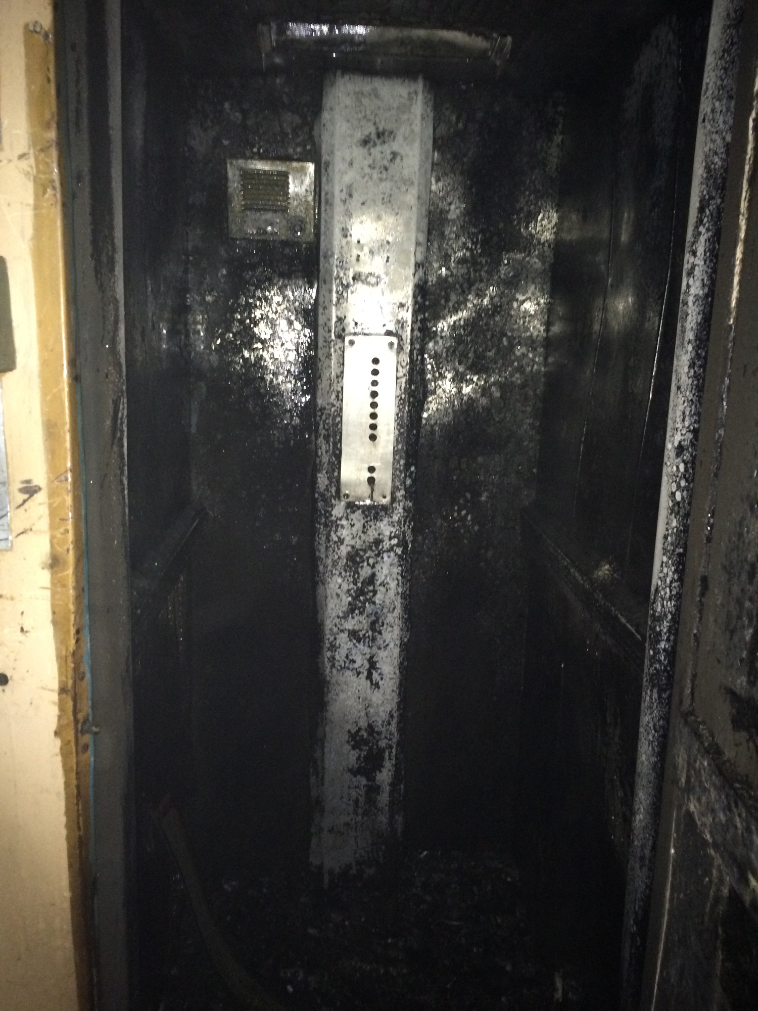 Причину пожежі в ліфті багатоповерхівки в Ужгороді встановлюють правоохоронці (РОЗШИРЕНО) (ФОТО)