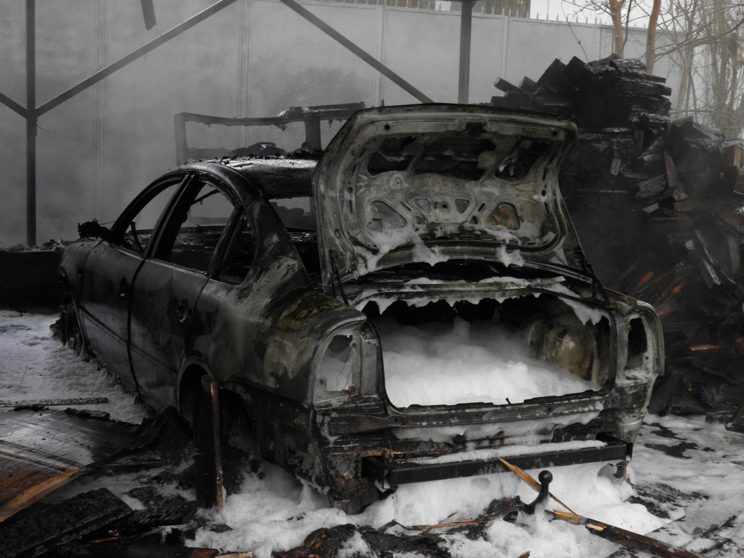 Обставини й остаточні причини загорання авта в гаражі в центрі Ужгорода з'ясовуються – поліція