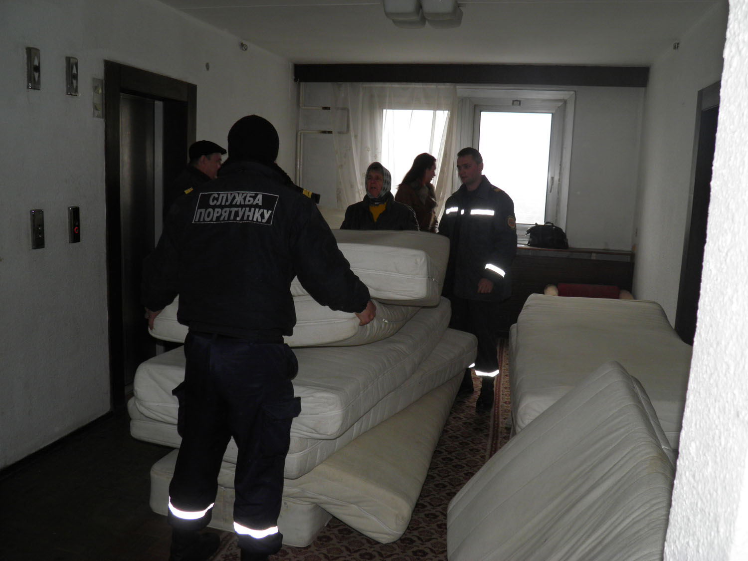 Переселенцям на Закарпатті передали 15 "гуманітарних" спальних матраців (ФОТО)