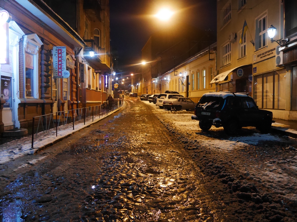 Усю ніч в Ужгороді працювала снігоприбиральна техніка (ФОТО)