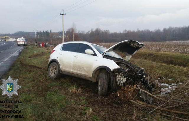 На Ужгородщині, поблизу Середнього, зіткнулися КІА та Hyundai. Двоє людей шпиталізовано (ФОТО)