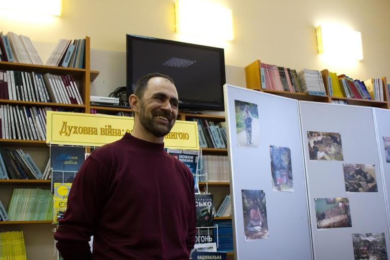 В обласній бібліотеці в Ужгороді відкрили фотовиставку учасника АТО "Духовна війна: озброєні книгою" (ФОТО)