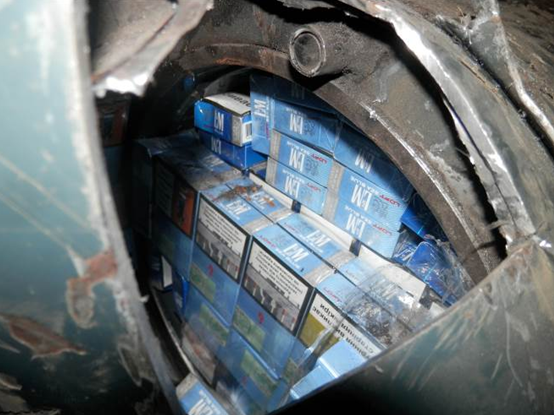 На Закарпатті українець намагався перевезти через кордон 500 пачок сигарет у газовому балоні (ФОТО)