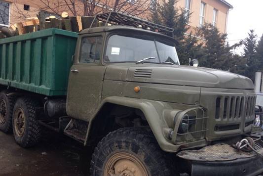 У Мукачеві затримали вантажівку із незаконним лісом без документів (ФОТО)