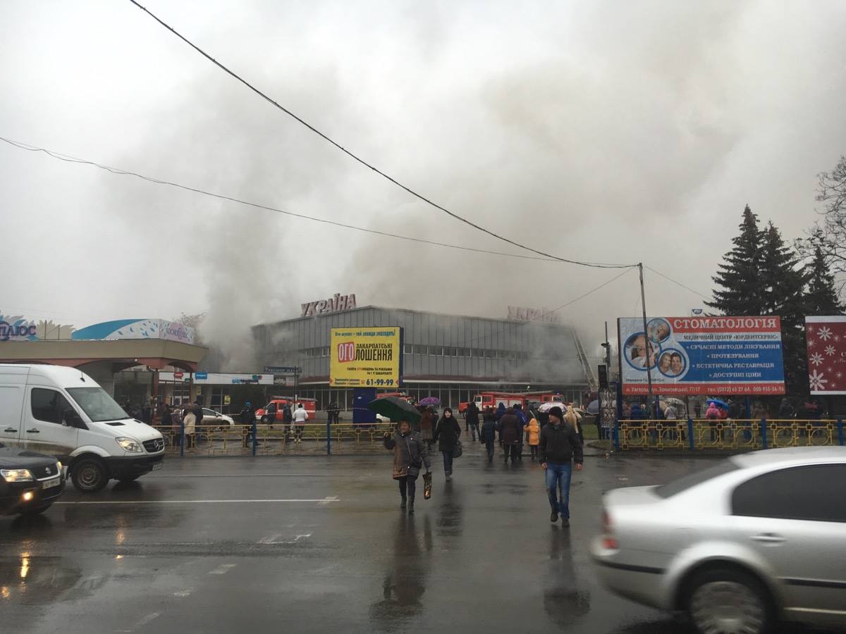 В Ужгороді палає універмаг "Україна" (ФОТО, ВІДЕО)