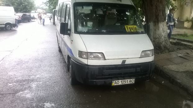 Нелегальну стоянку таксі в Ужгороді ліквідують одним знаком