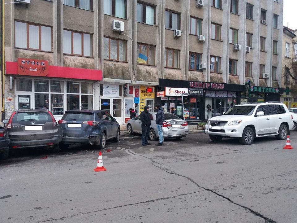 Водій "Лексуса", який ударом потрощив 4 автівки в Ужгороді, каже, що його автомобіль був некерованим (ФОТО)