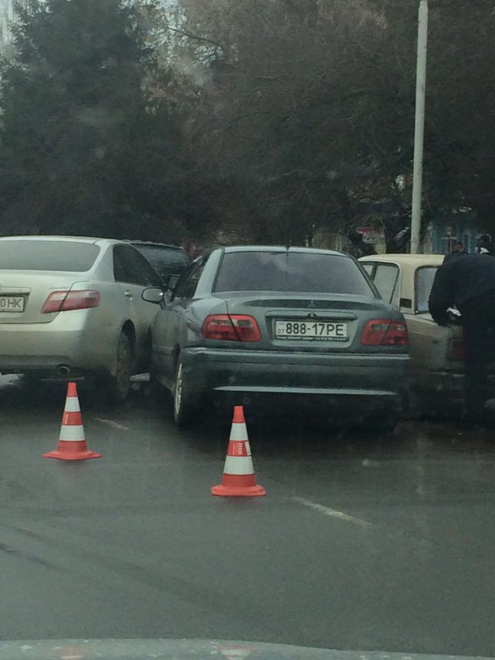 ФОТОФАКТ. В Ужгороді зіткнулися три автівки