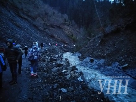 Єдину дорогу з туристичного Драгобрату завалило селевим зсувом (ФОТО)