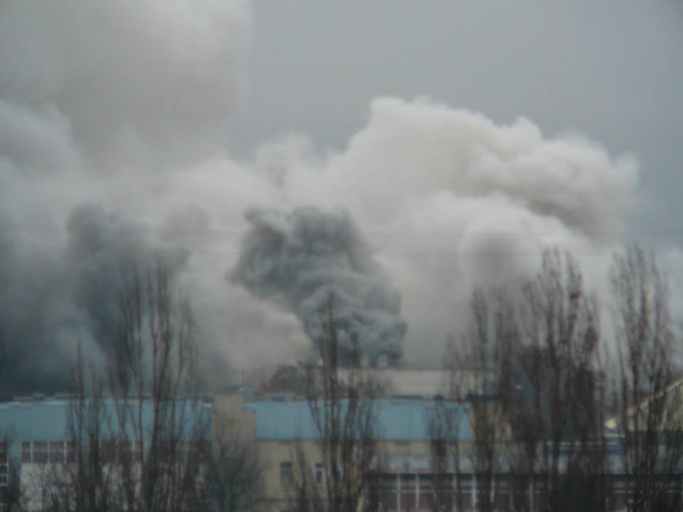 Пожежу в універмазі "Україна" в Ужгороді приборкують сім десятків вогнеборців (ОФІЦІЙНО)
