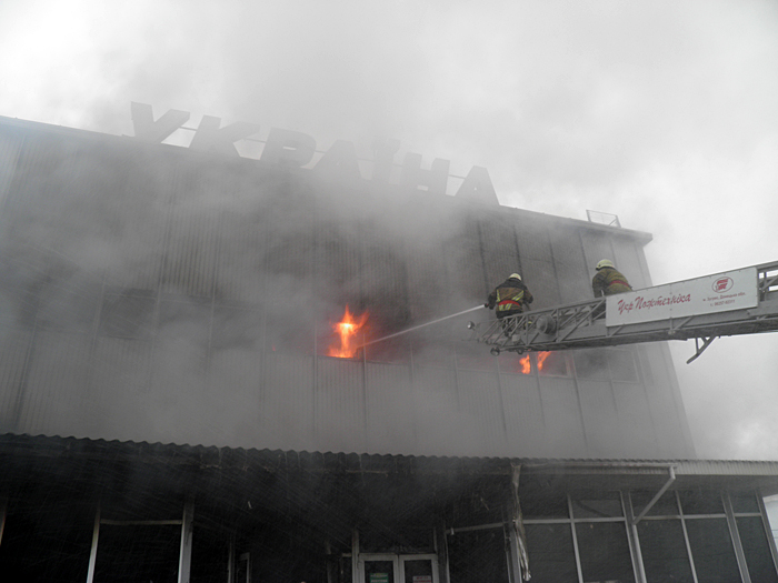 Пожежу в універмазі "Україна" в Ужгороді загасили, підраховують завдані лихом збитки (ФОТО)
