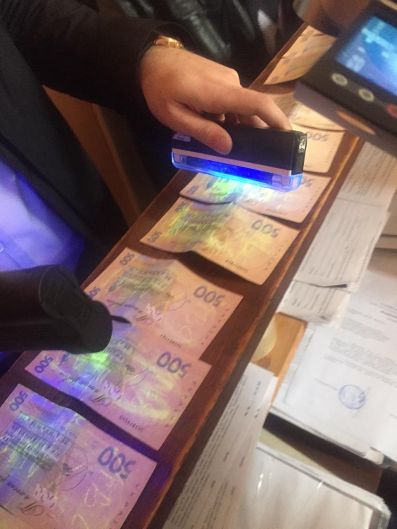 На Тячівщині затримали чиновницю РАЦСу, що вимагала 350 доларів хабара за "термінові" документи (ФОТО)