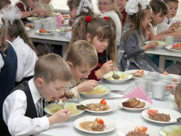 У школах Ужгорода не можуть відмовлятися приймати заяви на сніданки для учнів початкових класів – влада
