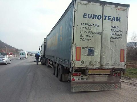 Мукачівські патрульні зупинили вантажний ІVEKO з напівпричепом, керований п'яним водієм (ФОТО)