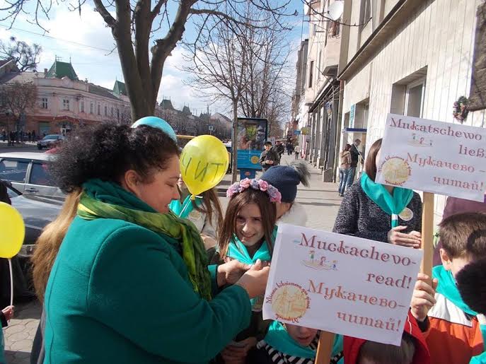 Учасники бібліоходи "Мукачево – читай!" запрошували містян читати книги (ФОТО)