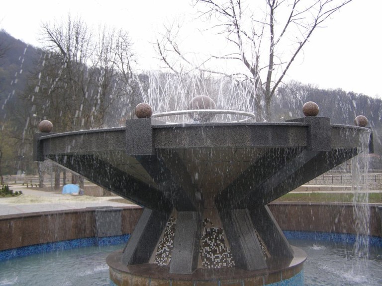У Хусті в парку тестово запустили новий фонтан (ФОТО)