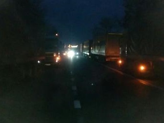 Три "фури" з Закарпаття знову блокували трасу біля Львова на підтримку російських перевізників (ФОТО)