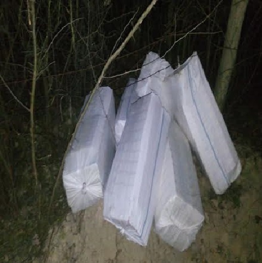 На Закарпатті поблизу кордону виявили 20 пакунків із контрабандними сигаретами (ФОТО)