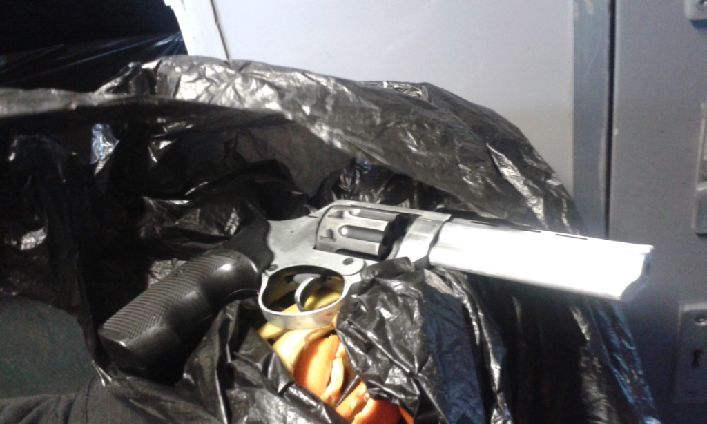 У закарпатському Чопі у вагоні пасажирського поїзда у смітнику виявили револьвер (ФОТО)