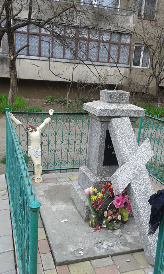 ФОТОФАКТ. В Ужгороді вандали розтрощили хрест