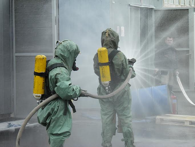 Закарпатські вогнеборці вчилися гасити пожежу на складі з хімікатами (ФОТО)