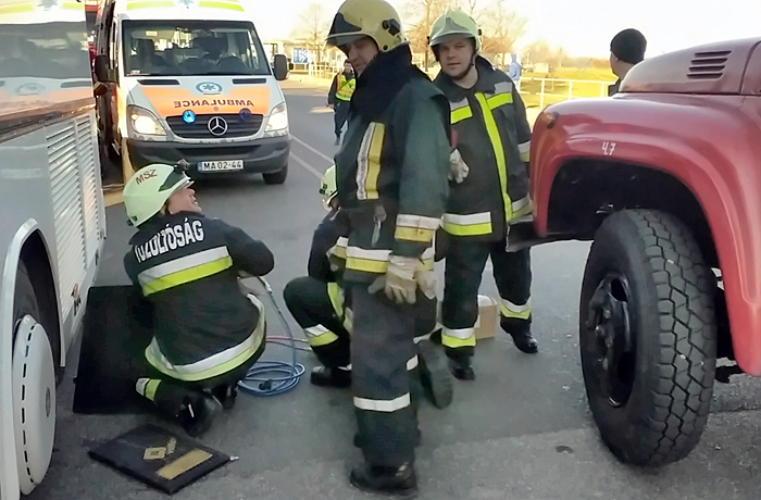 Берегівські пожежники спільно з угорськими колегами врятували людину з-під автобуса (ФОТО)