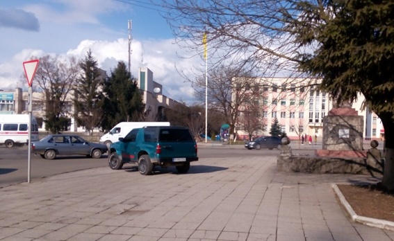 В Іршаві за скаргою городян оштрафували водія, що запаркувався посеред площі біля пам'ятника полеглим воїнам