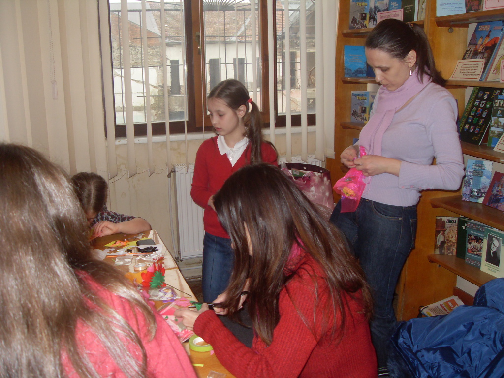 У міській бібліотеці в Ужгороді дітей навчали власноруч творити подарункові листівки та квіти до свята 8 Березня (ФОТО)
