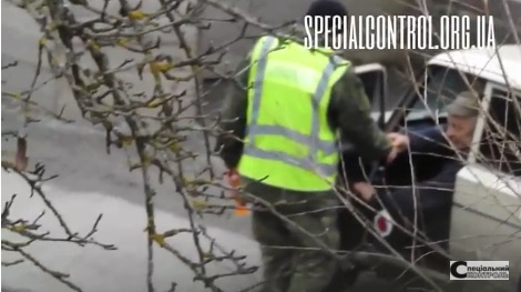 "Спецконтроль" опублікував відео хабарів "виконуючих обов'язки поліції" і прикордонників на блок-посту "Лазещина" (ВІДЕО)
