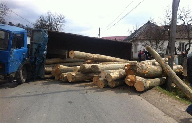 На Свалявщині перекинувся причіп лісовоза, заблокувавши дорогу (ФОТО)