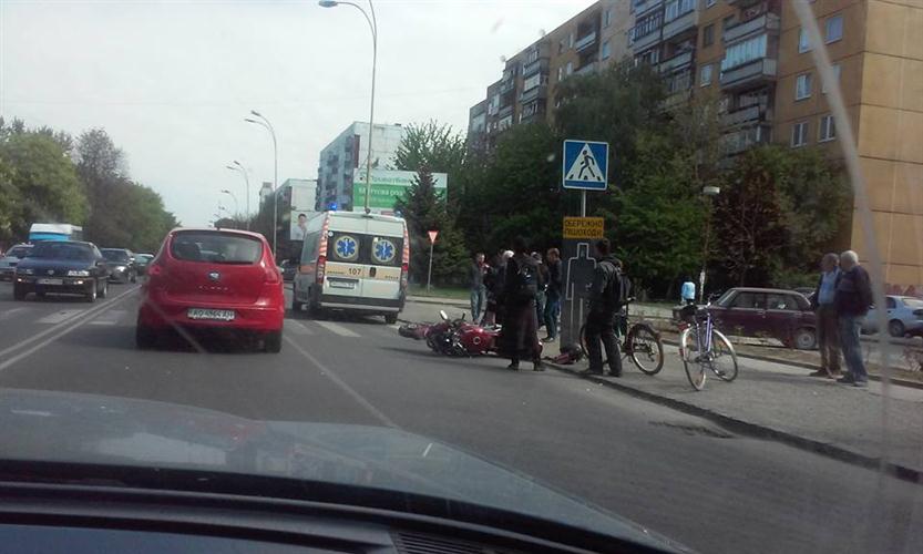 ФОТОФАКТ. В Ужгороді "словацьке" авто зіткнулося з мотоциклістом