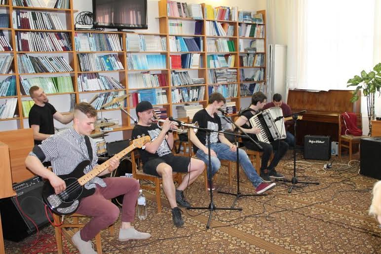 В Ужгороді відгриміли перші "Бібліотечні гарадичі" під пісні гурту "Триставісім" (ФОТО, ВІДЕО)