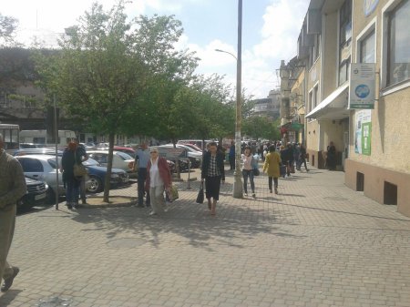 Тротуар біля "Зеленого ринку" в Ужгороді "зачистили від незаконної торгівлі (ФОТО)