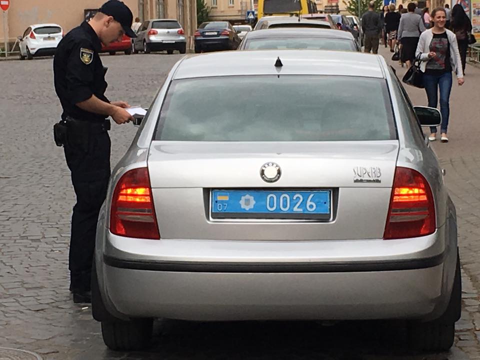 В Ужгороді поліцейські вказали своїм колегам з міліції на неправильну парковку (ФОТО)