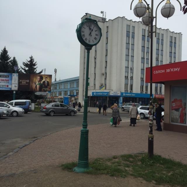 На проспект Свободи в Ужгороді повернули відремонтовані годинники (ФОТО)