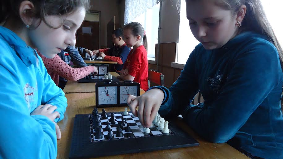 На Рахівщині у селищі Ясіня відкрили шаховий гурток (ФОТО)