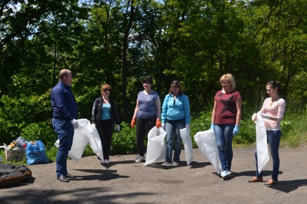 На Тячівщині прибирали і сортували сміття заради чистоти району та на допомогу армії (ФОТО)