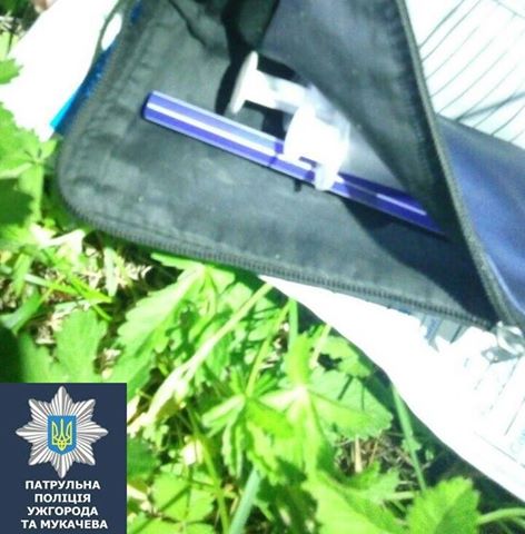 У Мукачеві водій із пасажиркою після зупинки за порушення ПДР намагалися позбутися сумочки з наркотиками (ФОТО)