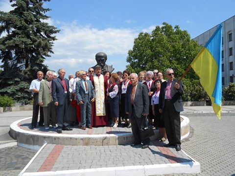 Із молебнем та мітингом у Мукачеві відзначили річницю перепоховання Шевченка (ФОТО)