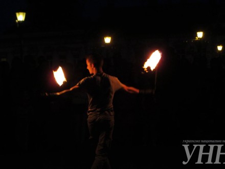 У переддень фестивалю "Fire Life Fest" у центрі Ужгорода презентували вогняне шоу (ФОТО)