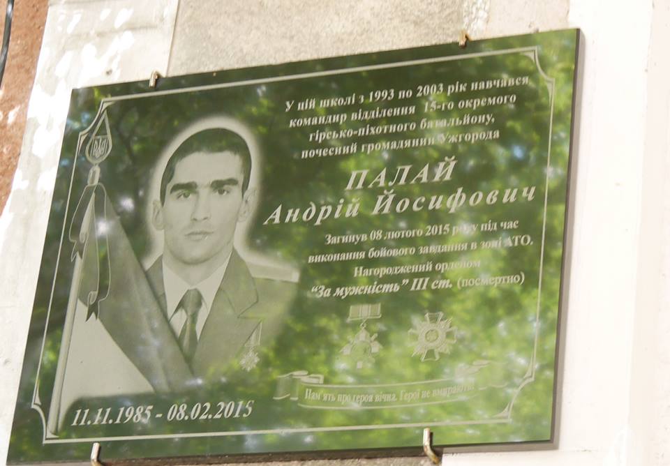 В Ужгороді на фасаді ще однієї школи відкрили меморіальну дошку полеглому Герою (ФОТО)