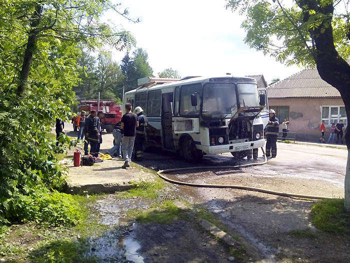 У Воловці під час пожежі ледь не вибухнув службовий автобус, що перевозив працівників заводу (ФОТО)