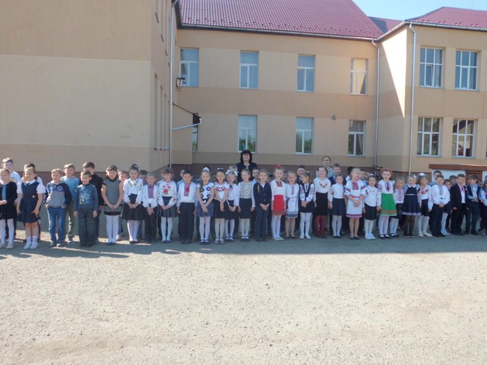 Учні в Мукачеві в рамках акції Leafpeace просили в Бога миру (ФОТО)