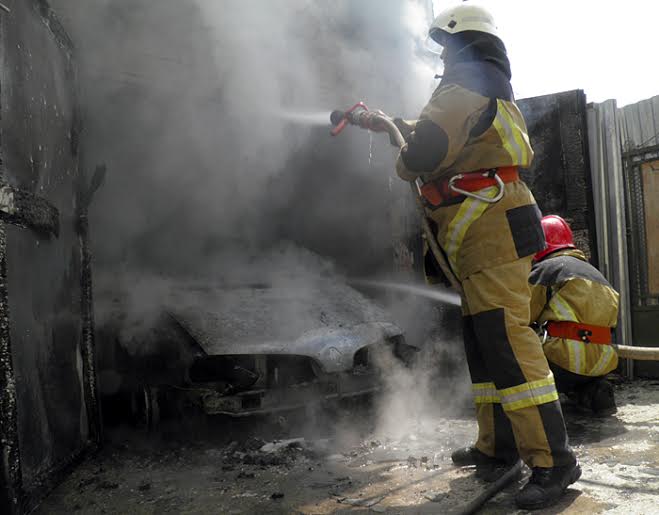 В Ужгороді автомобіль "Renault" згорів разом із гаражем (ФОТО, ВІДЕО)