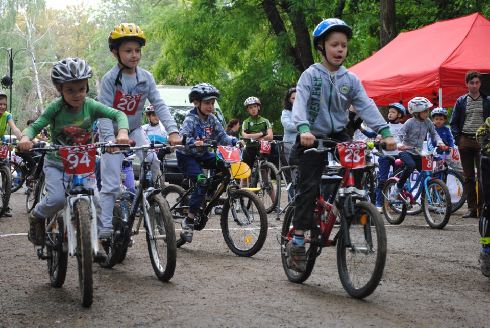 В Ужгороді відбулася дитяча велогонка "Тур де Уж" (ФОТО)