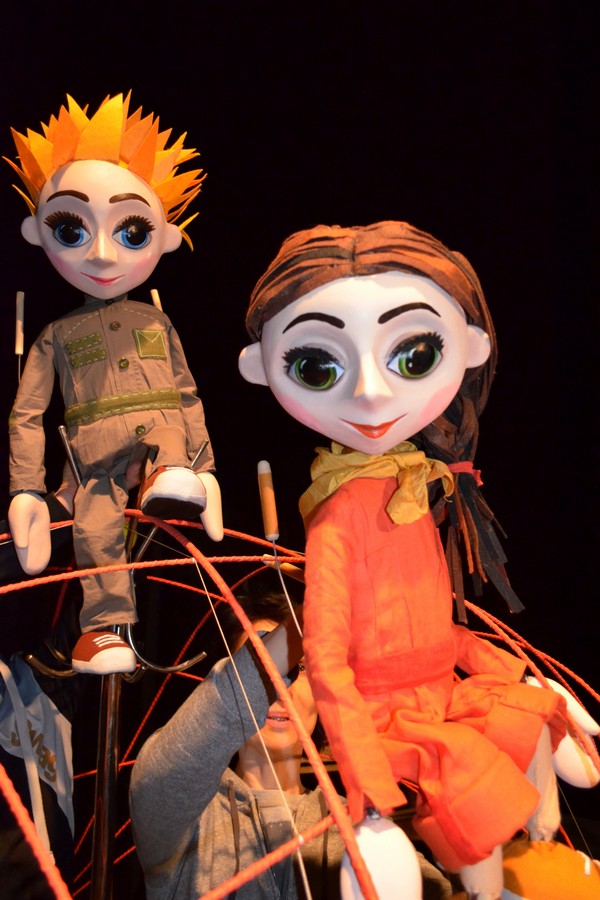 Над Ужгородом на чарівній повітряній кулі літають "Подорожуючі ляльки" (ФОТО)