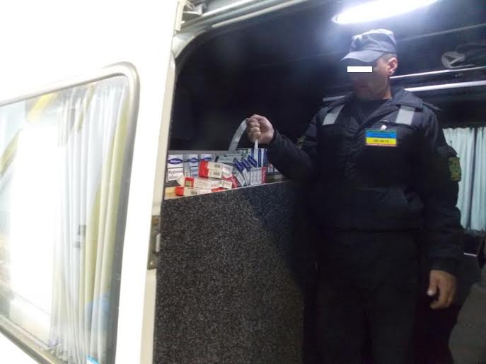 На Закарпатті за спробу перевезення контрабандних сигарет українець залишився без своєї автівки (ФОТО)
